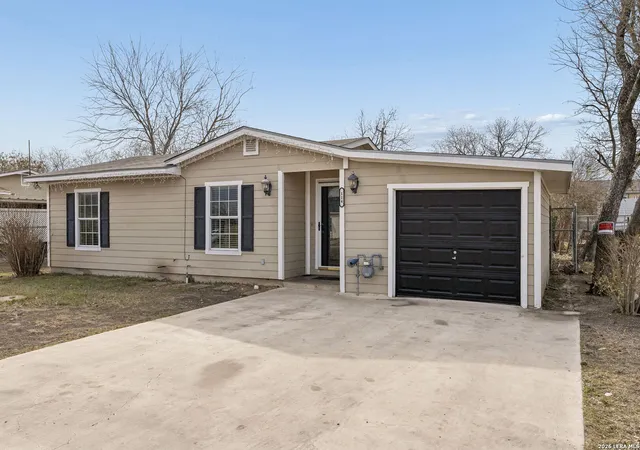 Photo 3 of Sale Pending at 114 E Hutchins Pl, San Antonio, TX 78221 | MLS# 1938676 | Listing updated on 2026-03-23