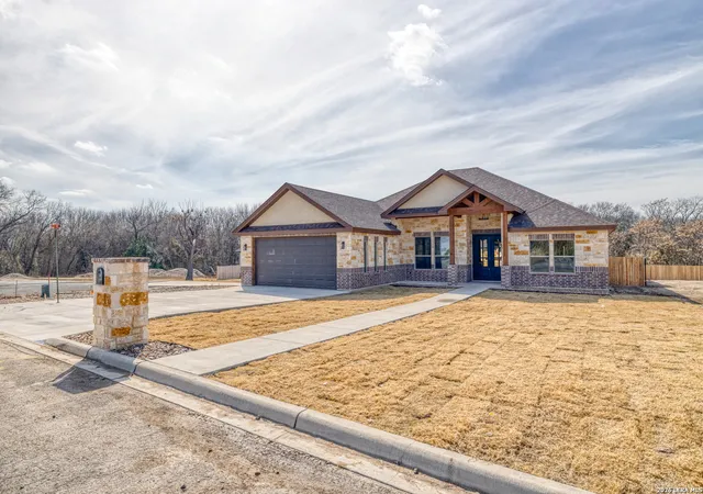 2nd image of 239 Country Club Ln, Uvalde, TX 78801 | MLS# 1938927