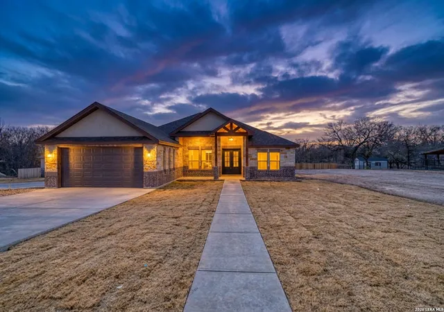 3rd image of 239 Country Club Ln, Uvalde, TX 78801 | MLS# 1938927