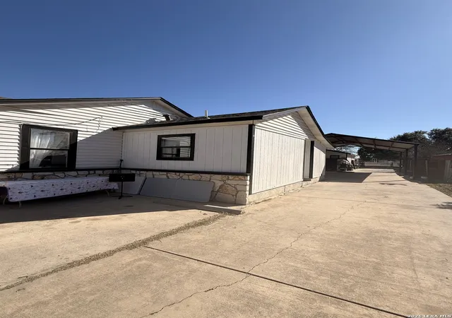 Photo 3 of Sale Pending at 834 W Baetz, San Antonio, TX 78221 | MLS# 1939032 | Listing updated on 2026-04-07