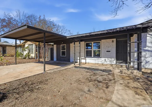 Photo 3 of Single family home for sale at 121 Eland, San Antonio, TX 78213 | MLS# 1939343 | Listing updated on 2026-02-11