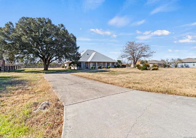 Photo 2 of Single family home for sale at 500 River Oak, Seguin, TX 78155 | MLS# 1939409 | Listing updated on 2026-06-19