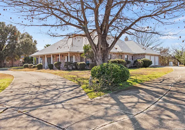 Photo 3 of Single family home for sale at 500 River Oak, Seguin, TX 78155 | MLS# 1939409 | Listing updated on 2026-06-19