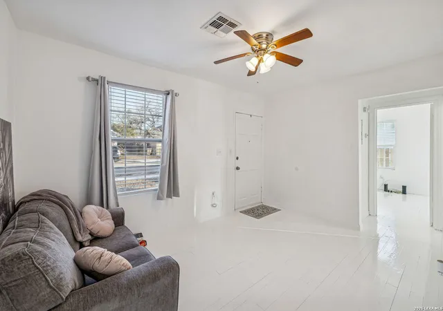 Photo 4 of Sale Pending at 330 Uvalde, San Antonio, TX 78210 | MLS# 1939627 | Listing updated on 2026-03-03