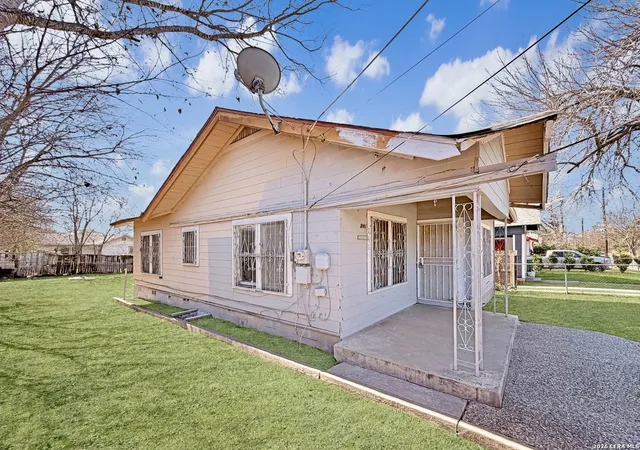 Photo 3 of Sale Pending at 246 W Boyer St, San Antonio, TX 78210 | MLS# 1940041 | Listing updated on 2026-02-22