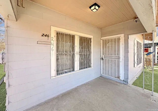 Photo 3 of Sale Pending at 246 W Boyer St, San Antonio, TX 78210 | MLS# 1940041 | Listing updated on 2026-02-22