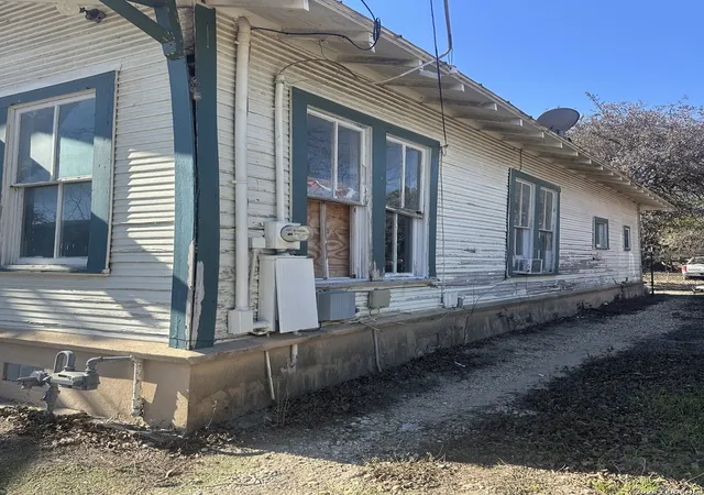 Photo 3 of Single family home for sale at 213 Lavonia Pl, San Antonio, TX 78214 | MLS# 1940822 | Listing updated on 2026-04-28