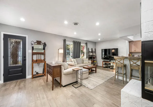 Photo 3 of Sale Pending at 110 Canyon Crk Dr, San Antonio, TX 78232 | MLS# 1940912 | Listing updated on 2026-03-27
