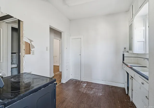 Photo 3 of Sale Pending at 624 Bailey Ave, San Antonio, TX 78210 | MLS# 1940948 | Listing updated on 2026-04-03