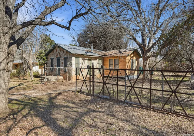 3rd image of 964 N Union Ave, New Braunfels, TX 78130 | MLS# 1940964