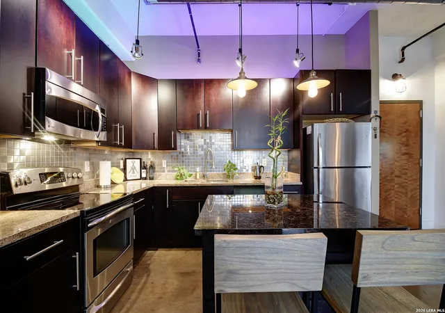Listing Photo 4 - Condo for sale in building located at 831 Flores, San Antonio, TX 78204 - Unit #2212