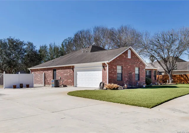 Photo 4 of Sale Pending at 1707 Park View, Pleasanton, TX 78064 | MLS# 1941172 | Listing updated on 2026-04-30