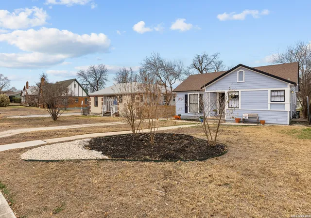2nd image of 2006 W Woodlawn Ave, San Antonio, TX 78201 | MLS# 1941204