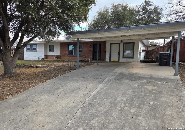 Photo 2 of Sale Pending at 310 Williamsburg, San Antonio, TX 78201 | MLS# 1941512 | Listing updated on 2026-04-01