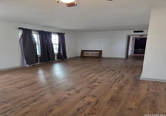 Photo 3 of Sale Pending at 310 Williamsburg, San Antonio, TX 78201 | MLS# 1941512 | Listing updated on 2026-04-01
