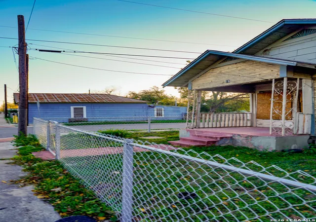 2nd image of 715 S Trinity St, San Antonio, TX 78207 | MLS# 1941577