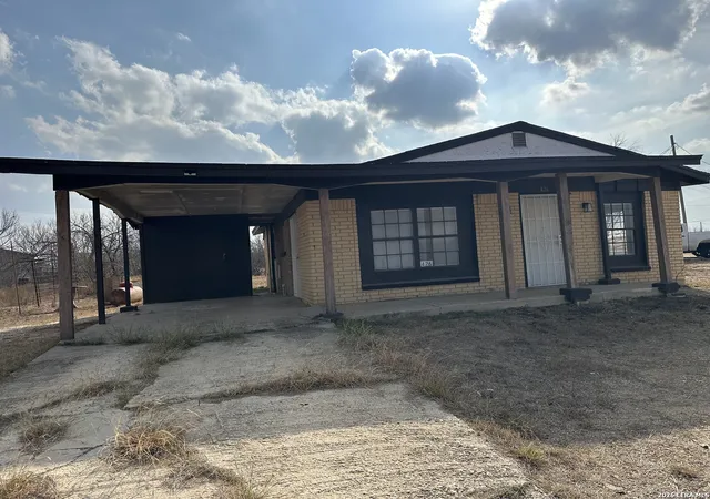 1st image of 426 Carrizo Hill, Carrizo Springs, TX 78834 | MLS# 1941628