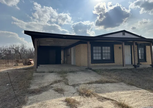 2nd image of 426 Carrizo Hill, Carrizo Springs, TX 78834 | MLS# 1941628