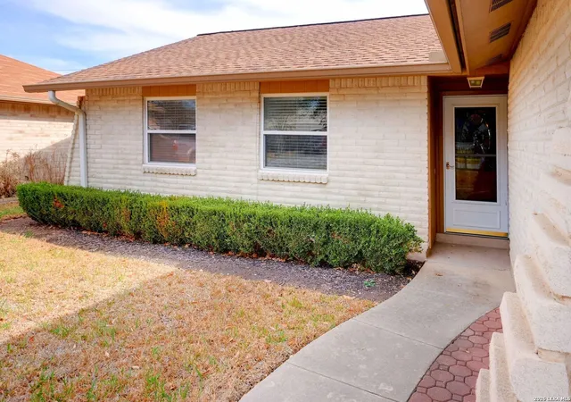 Photo 3 of Sale Pending at 162 Oakside, Universal City, TX 78148 | MLS# 1942005 | Listing updated on 2026-04-30