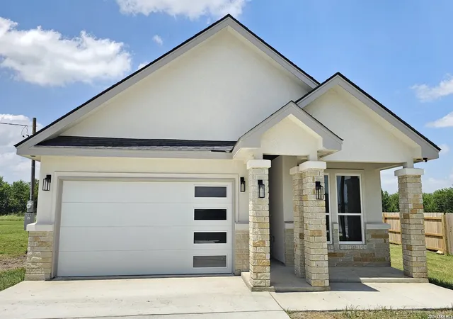 Photo 3 of Sale Pending at 12611 Toro Dr, Atascosa, TX 78002 | MLS# 1942039 | Listing updated on 2026-08-26