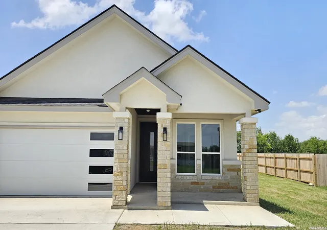 Photo 3 of Sale Pending at 12611 Toro Dr, Atascosa, TX 78002 | MLS# 1942039 | Listing updated on 2026-08-26