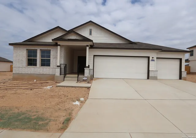 Photo 1 of Sale Pending at 17446 Buffalo Grass Ln, Elmendorf, TX 78112 | MLS# 1942338 | Listing updated on 2026-05-11