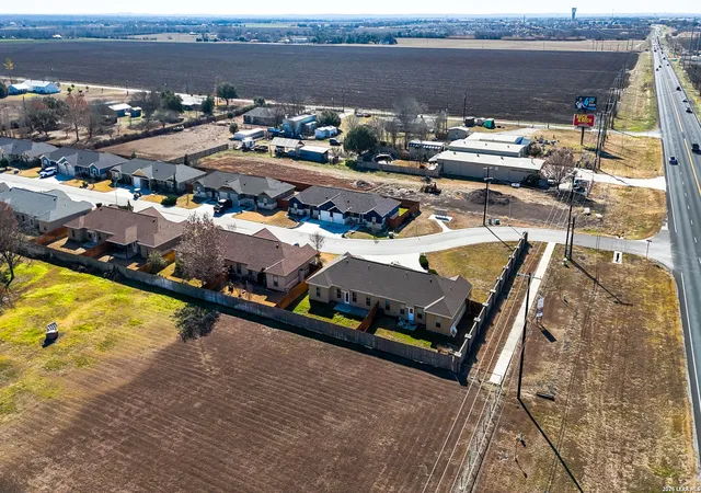 3rd image of 118 Navarro Xing, Seguin, TX 78155