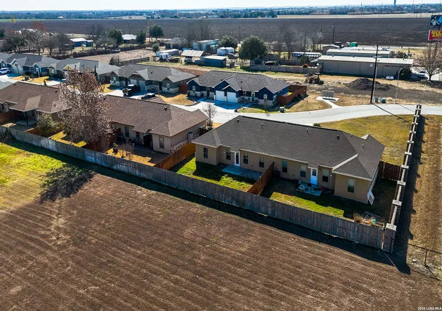 4th image of 118 Navarro Xing, Seguin, TX 78155