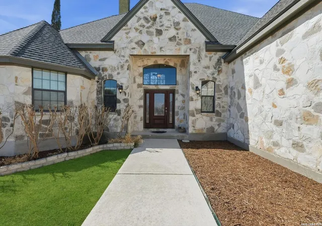 Photo 3 of Single family home for sale at 250 English Oaks Circle, Boerne, TX 78006 | MLS# 1942569 | Listing updated on 2026-09-15
