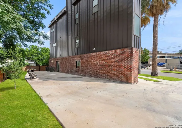 Photo 3 of Single family home for sale at 727 E Park Avenue, San Antonio, TX 78212 | MLS# 1942626 | Listing updated on 2026-04-17