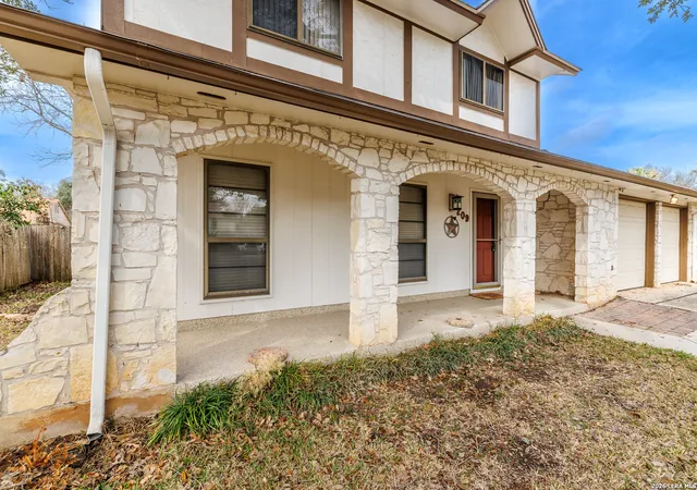 Photo 3 of Sale Pending at 209 Coventry Ln, Seguin, TX 78155 | MLS# 1942653 | Listing updated on 2026-08-06