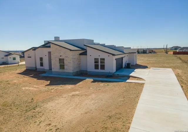 2nd image of 999 County Road 319, La Vernia, TX 78121 | MLS# 1942817