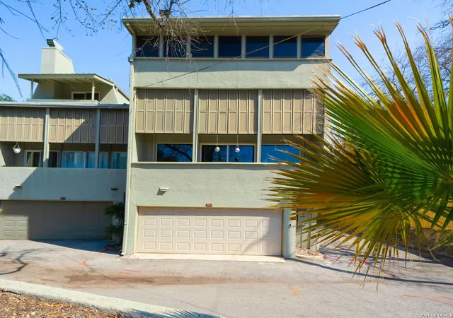 Listing Photo 2 - Condo for sale in building located at 3102 Eisenhauer, San Antonio, TX 78209 - Unit #C 26