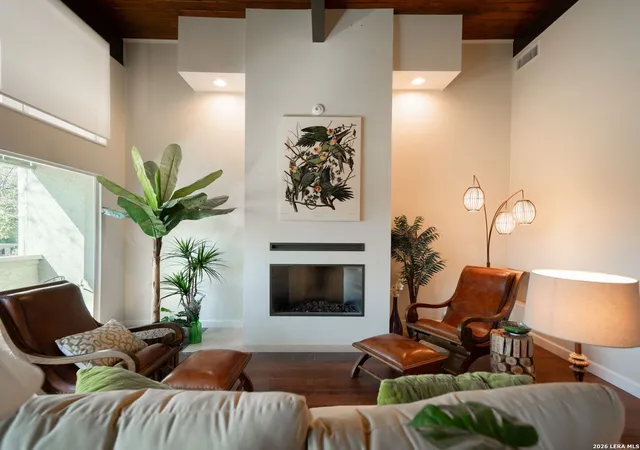 Listing Photo 3 - Condo for sale in building located at 3102 Eisenhauer, San Antonio, TX 78209 - Unit #C 26