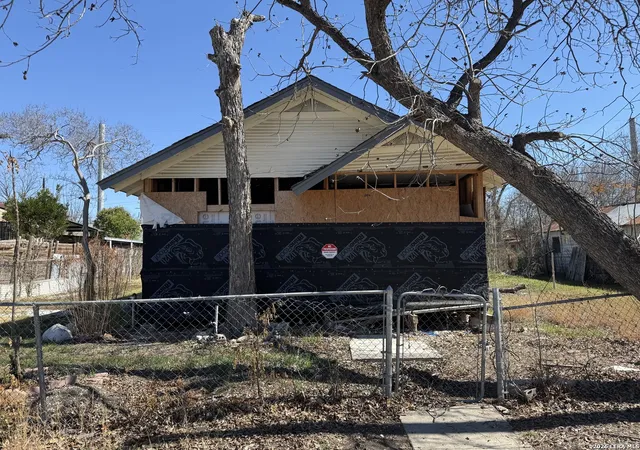 Photo 3 of Single family home for sale at 118 116 Laza, San Antonio, TX 78207 | MLS# 1943258 | Listing updated on 2026-03-04