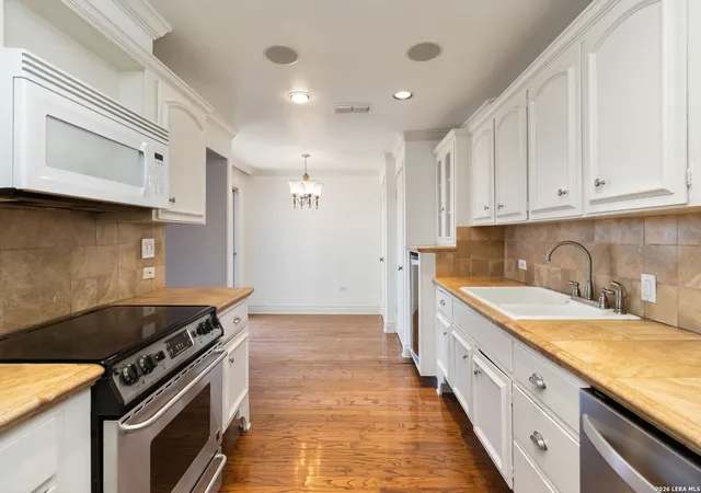 Photo 3 of Sale Pending at 700 E Hildebrand #703, San Antonio, TX 78212 | MLS# 1943653 | Listing updated on 2026-03-18