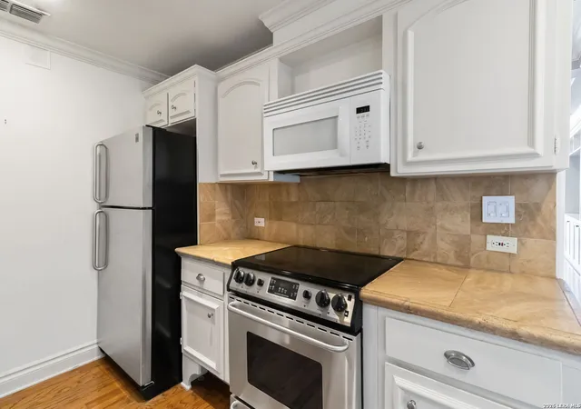 Photo 4 of Sale Pending at 700 E Hildebrand #703, San Antonio, TX 78212 | MLS# 1943653 | Listing updated on 2026-03-18