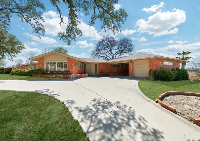 Photo 3 of Sale Pending at 226 Clearview Dr, San Antonio, TX 78228 | MLS# 1943866 | Listing updated on 2026-03-24
