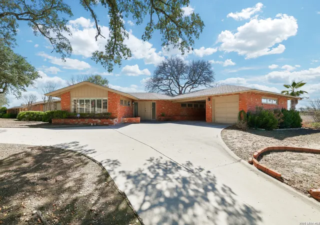 Photo 3 of Sale Pending at 226 Clearview Dr, San Antonio, TX 78228 | MLS# 1943866 | Listing updated on 2026-03-24