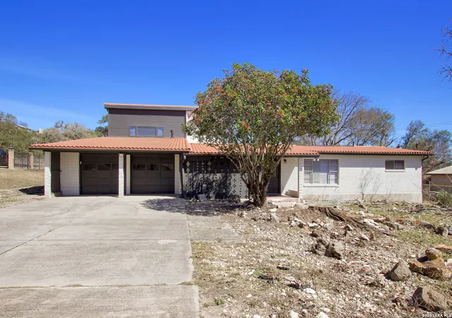 Photo 3 of Sale Pending at 6563 Fox Run, San Antonio, TX 78233 | MLS# 1944619 | Listing updated on 2026-04-15