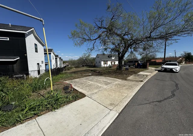 Photo 4 of Sale Pending at 1006 Hampton, San Antonio, TX 78220 | MLS# 1944621 | Listing updated on 2026-04-29