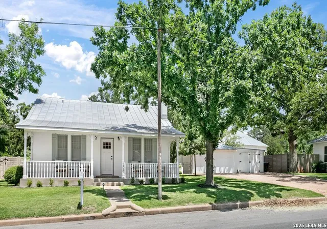 Photo 3 of Single family home for sale at 508 N Orange St, Fredericksburg, TX 78624 | MLS# 1944654 | Listing updated on 2026-09-18