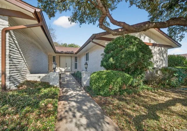 Photo 3 of Sale Pending at 611 Amistad Blvd, Universal City, TX 78148 | MLS# 1944693 | Listing updated on 2026-03-11