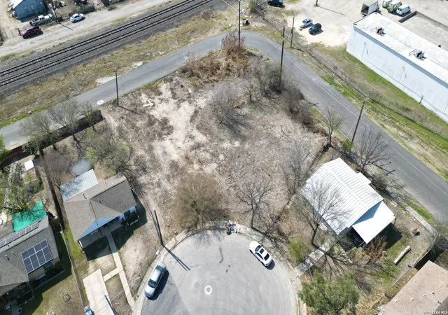 Photo 3 of Sale Pending at 450 Angela St, San Antonio, TX 78207 | MLS# 1944758 | Listing updated on 2026-04-15
