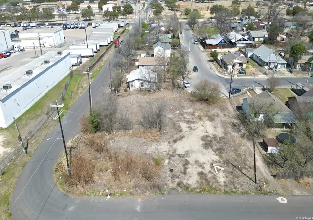 Photo 4 of Sale Pending at 450 Angela St, San Antonio, TX 78207 | MLS# 1944758 | Listing updated on 2026-04-15