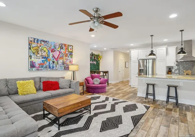 Listing Photo 3 - Condo for sale in building located at 1206 Deloney, Austin, TX 78721 - Unit #APT B