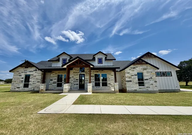 1st image of 712 County Road 320, Floresville, TX 78114 | MLS# 1944859