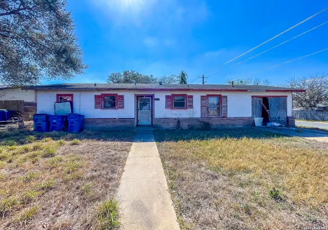 1st image of 1000 Crockett, Beeville, TX 78102 | MLS# 1944946