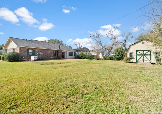 2nd image of 414 E Austin, Palacios, TX 77465 | MLS# 1945024