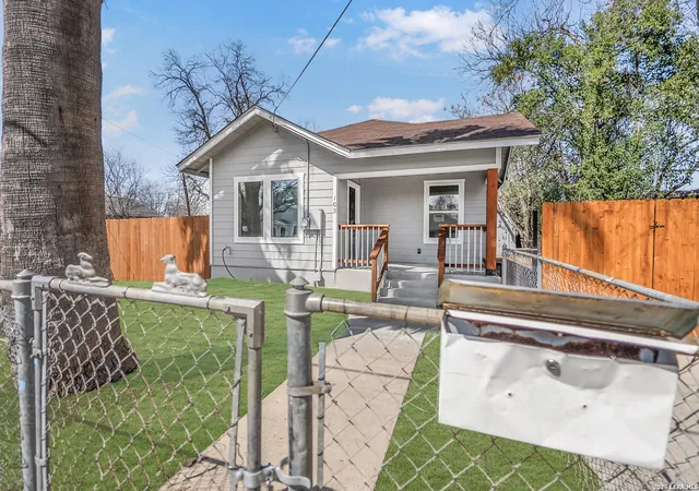 Photo 3 of Sale Pending at 103 New York, San Antonio, TX 78214 | MLS# 1945163 | Listing updated on 2026-04-02
